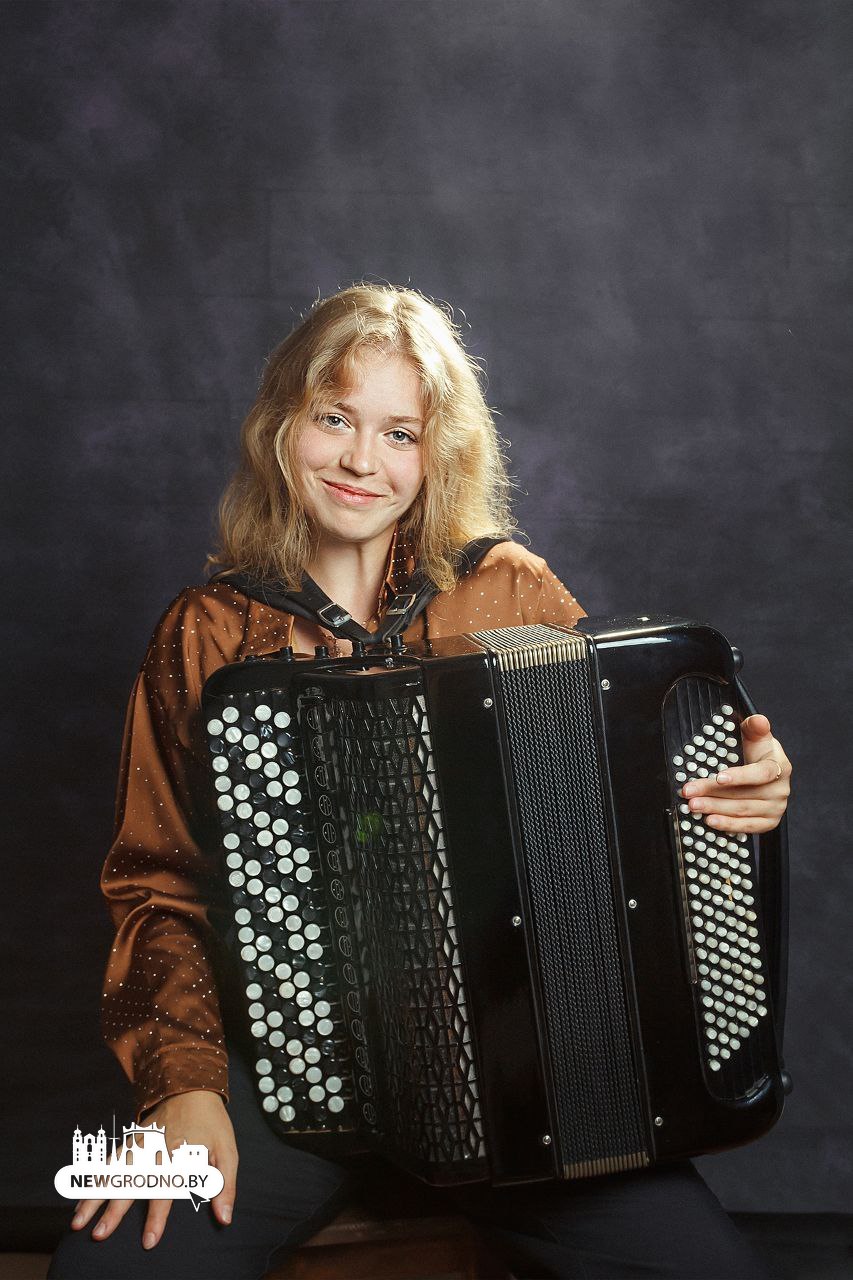 С радостью сообщаем о блестящем выступлении нашей талантливой выпускницы, Жук Анастасии, на престижном международном конкурсе!
В 2025 году в живописной Боснии и Герцеговине состоялся Кубок Мира по баяну и аккордеону – событие, которое по праву собирает лучших исполнителей планеты. Этот грандиозный турнир, проводимый уже в 78-й раз, собрал почти 100 виртуозов из более чем 20 стран мира, демонстрируя высочайший уровень мастерства и страсть к музыке.